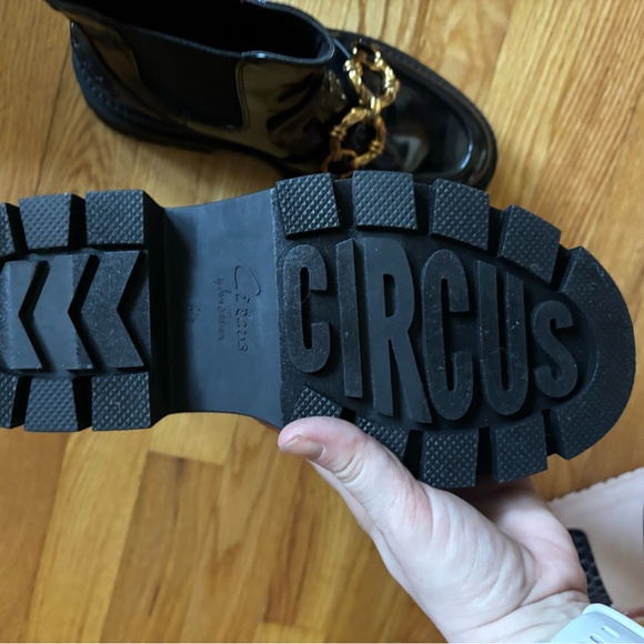 Women’s Brooks Lug Sole Boots - Picture 7 of 7